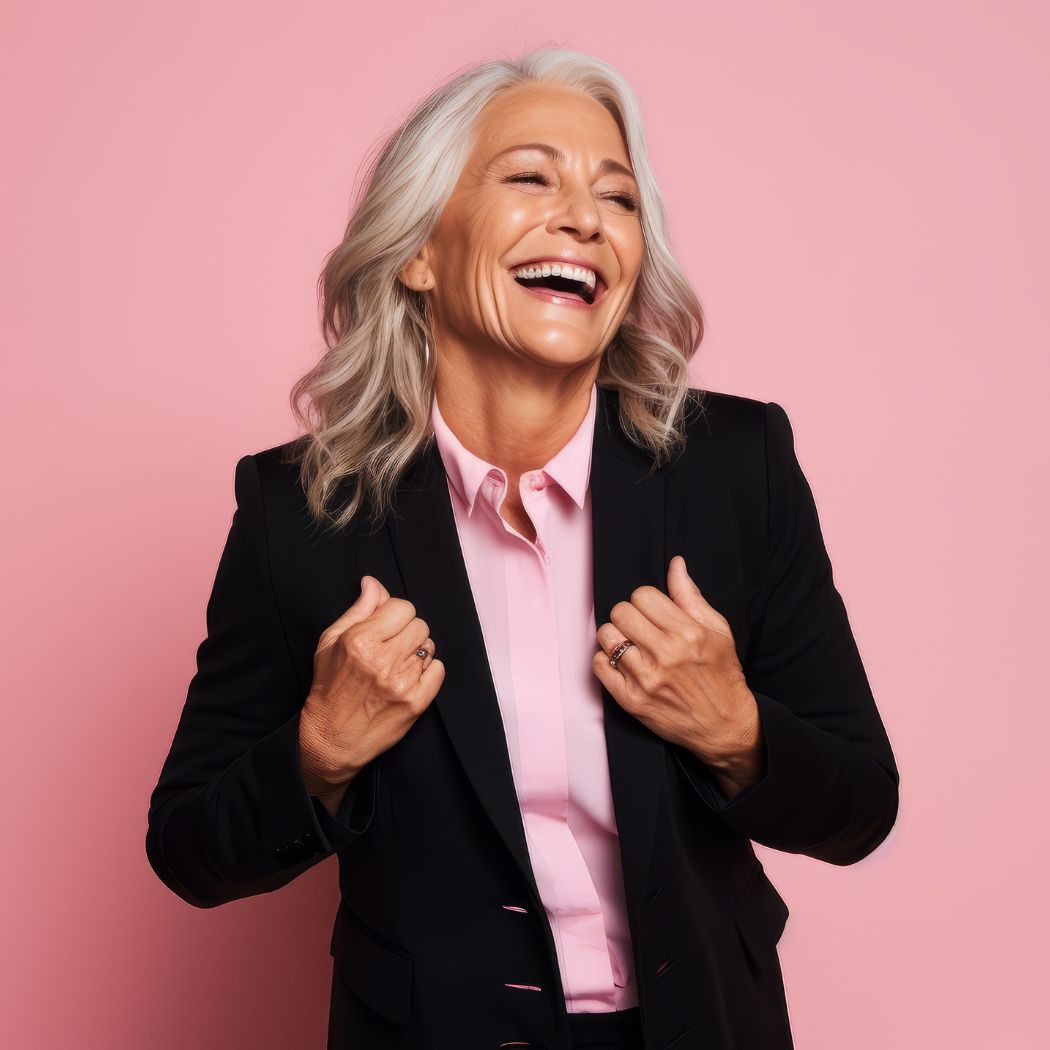 Damskie garnitury wizytowe to „perełki" w szafie 60-latek. Doradzamy, jaki fason warto kupić